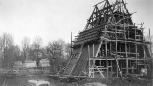 Fotografi fra byggingen 1958. Byggematerialet er naturbetong med glideforskaling. Fra Sogn kultur- og historielags billedbase.