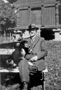 Ragnvald Sogn foran stabburet