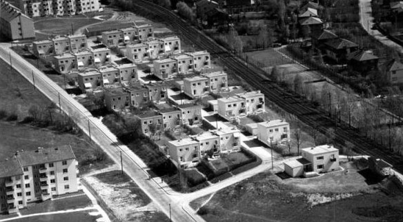 Rekkehusbebyggelsen i Gjennomfaret, fotografert 1952. Foto:     Widerøes Flyveselskap / Vilhelm Skappel / Oslo byarkiv (CC-BY-SA)