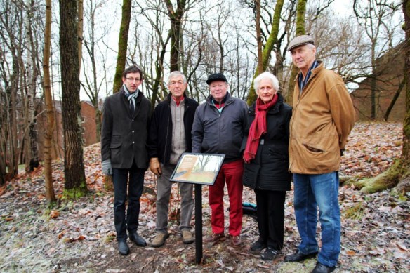 Informasjonsskilt plassert ved gravhaugen på Østre Sogn. Fra venstre: Espen Schram (SiO eiendom), Rolf Medbøe (Berg, Nordberg og Sogn vel)  Knut Olborg og Mette Breder (Sogn kultur- og historielag) og Erik S. Johnsen.