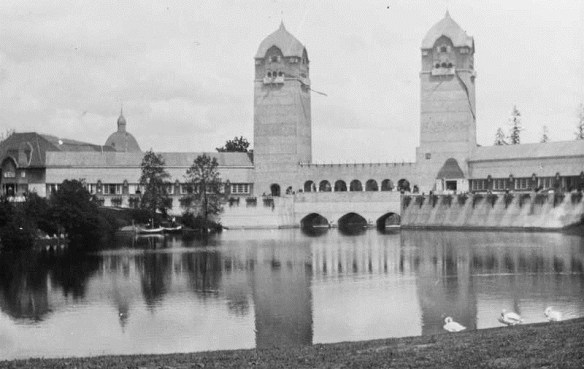 Hovedrestauranten ved jubileumsutstillingen i Frognerparken. De originale benkene sto opprinnelig utenfor denne. (Foto: ukjent / Oslo Museum, CC-BY-SA)