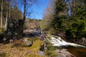 Her ved det gamle bruhodet gikk Ankerveien over Skjærsjøelva