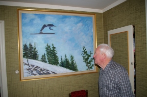 Reidar Otto betrakter hoppmaleriet sitt,  2011.